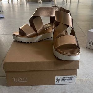 Steve by Steve Madden - wedge sandals rose gold size 7.5. Original box included